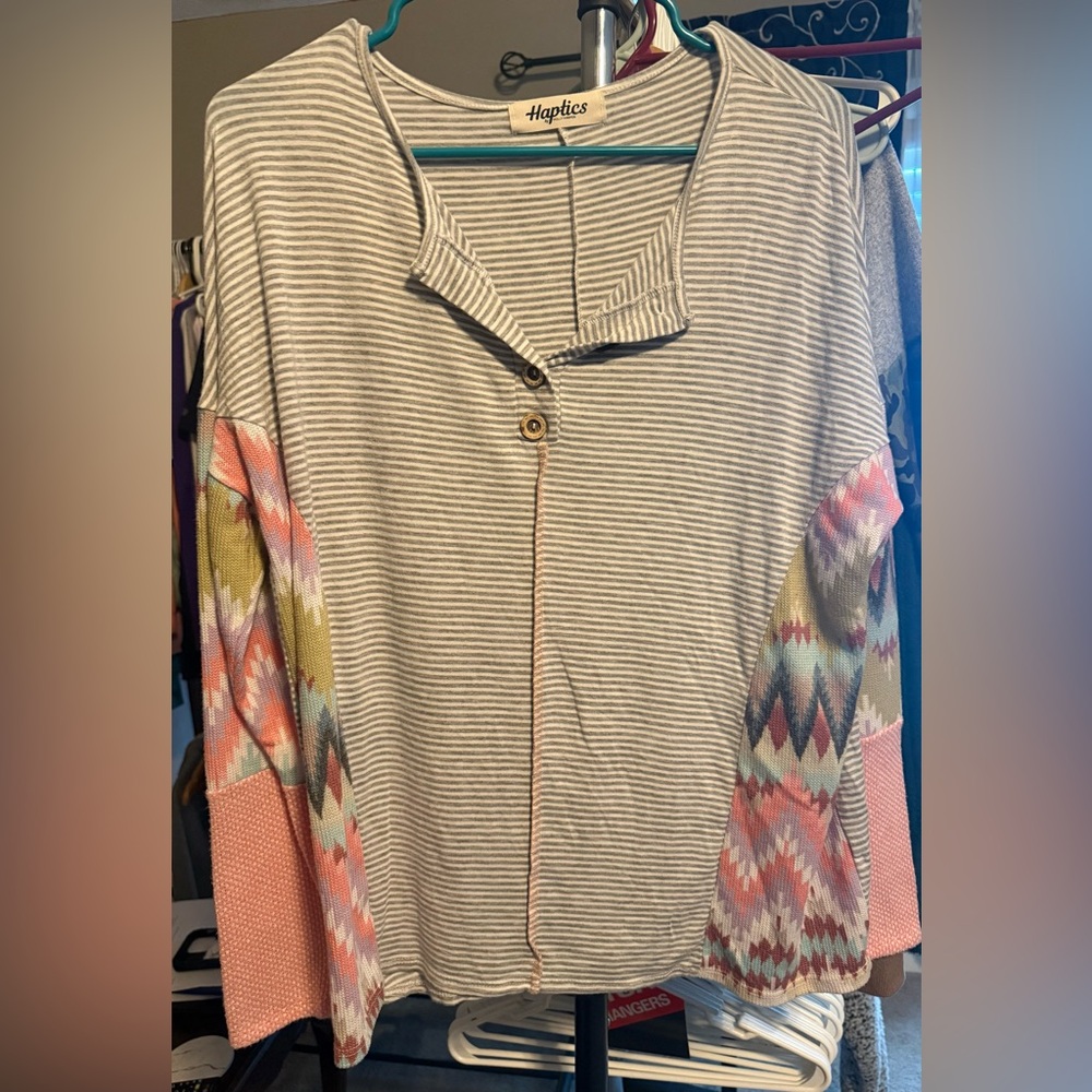 🌸 **Haptics by Holly Harper Striped Henley Top – Size M** 🌸